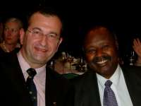 S prezidentem Asociace afrických psychiatrů Frankem Djengou, Nairobi 2007
