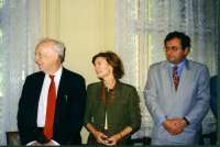 S Jamesem D. Watsonem, objevitelem struktury DNA (NC 1962), a paní Elizabeth Watsonovou, 1998